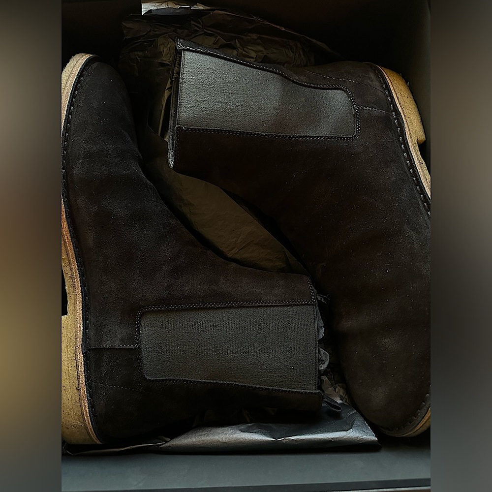 Saint Laurent Chelsea boot in black. Size 45. Worn-in good condition.